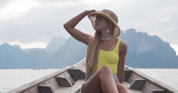 Кавказская модель, сидящая на движущемся корабле, наслаждаясь видом на озеро Чу Лан — стоковое видео