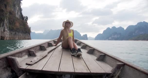 Cordillera y mujer rubia turista disfrutando de paseo en barco a lo largo del lago — Vídeo de stock