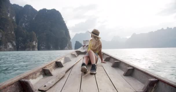 Bela paisagem ao longo do lago na Tailândia e viajante feminino desfrutando de vista — Vídeo de Stock