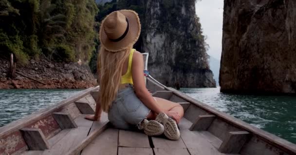 Donna che viaggia lungo esplorare il lago e scogliere in Thailandia — Video Stock