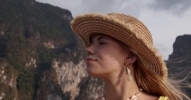 Gözleri Kapalı ve Rocky Dağları Manzaralı Güzel Bayan Gezgin