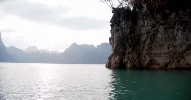 Vista desde el lago de acantilado alto y silueta de montaña, Tailandia — Vídeos de Stock