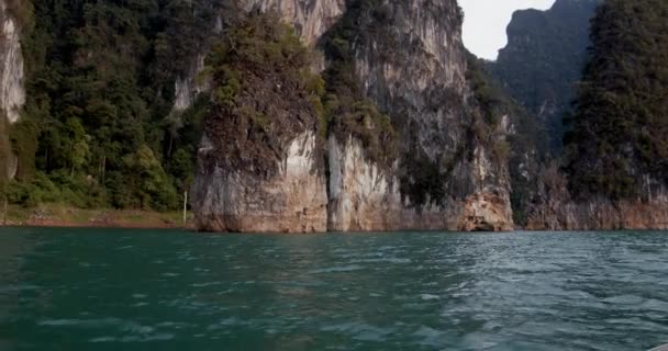 Panning Shot Chew Lan Lake en Tailandia y sus acantilados de piedra caliza circundantes — Vídeos de Stock