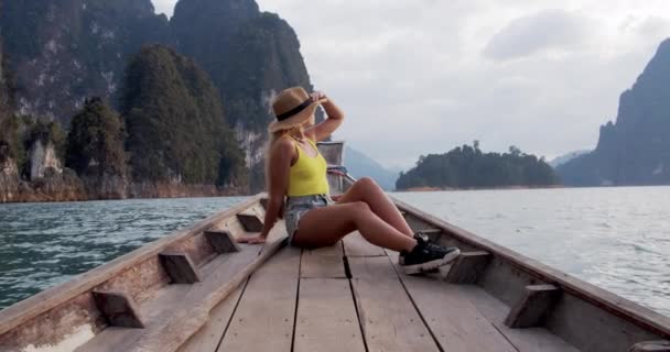 湖を渡ってボート女性と背景に島と緑豊かな森の木 — ストック動画