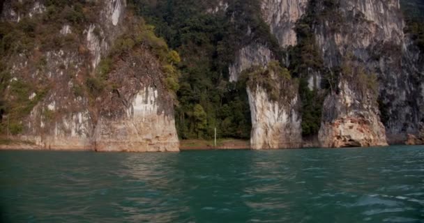 Lago na Tailândia e grandes falésias cheias de plantas e árvores florestais — Vídeo de Stock