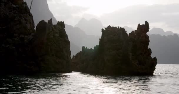 Lago, penhascos rochosos e silhuetas de montanha na Tailândia — Vídeo de Stock