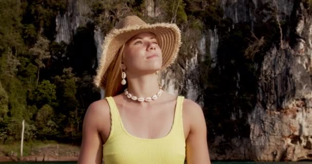 Портрет, снятый красивой женщиной, наслаждающейся теплом солнца в лодке — стоковое видео