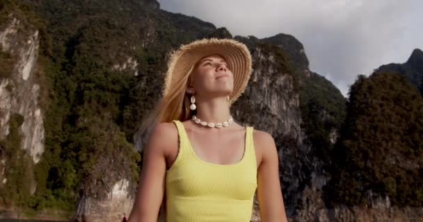 Belle prise de vue de femme regardant vers le haut et souriant pendant une promenade en bateau — Video