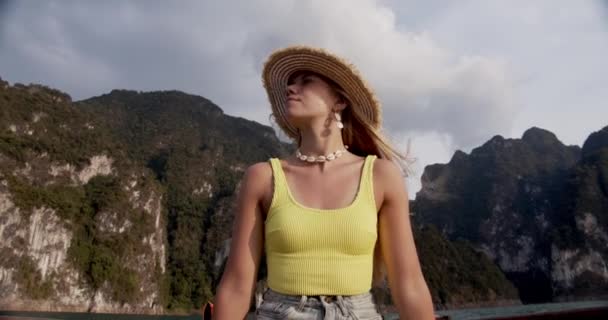 Turista in cappello di paglia Guardando in alto Godere il lago e giro in barca in una giornata estiva — Video Stock