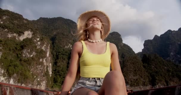 Belles montagnes de falaise et une femme appréciant son tour de bateau pendant sa visite — Video