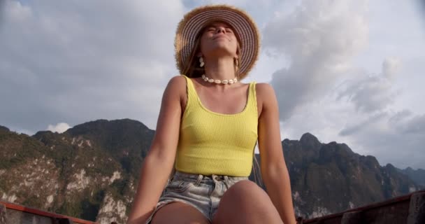 Hermosa mujer sonriendo y mordiendo su labio durante paseo en barco por el lago — Vídeos de Stock