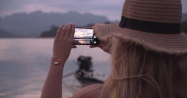 Lake Rıhtımında Güzel Sahnenin Fotoğrafını Çekmek İçin Akıllı Telefon Tutan Kadın