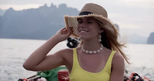 Bionda modella guardando lati godendo il giro in barca lungo masticare lan lago — Video Stock