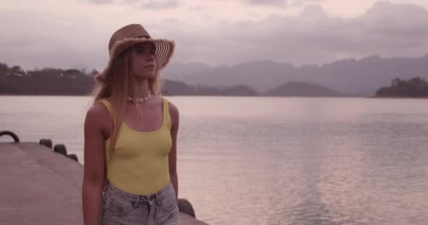 Femme errant autour des quais au bord du lac en Thaïlande pendant le coucher du soleil — Video