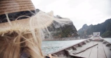 Tayland 'daki Chew Lan Gölü boyunca bir tekne gezisinde kadın model.