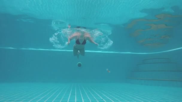Tiro subaquático com a cabeça do modelo acima fazendo o Breastroke — Vídeo de Stock