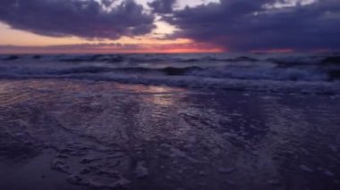 Gün batımında dalgalar kıyıya vuruyor