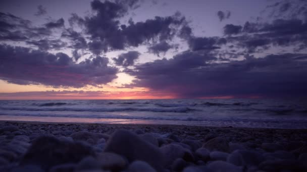 Drámai égbolt a tenger felett naplementekor — Stock videók