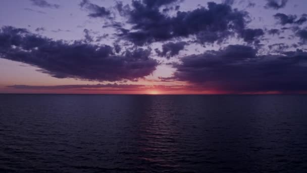 Drone over zee als de zon ondergaat — Stockvideo