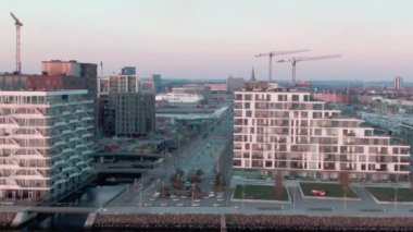 Aarhus 'taki Yapıların İnsansız Hava Aracı Çekimi Uçurumun ucundaki Görkemli Deniz Sularını Açığa Çıkartıyor