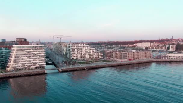 Vastas Aguas del Océano que rodean la ciudad industrializada de Aarhus con edificios y recintos de construcción — Vídeo de stock