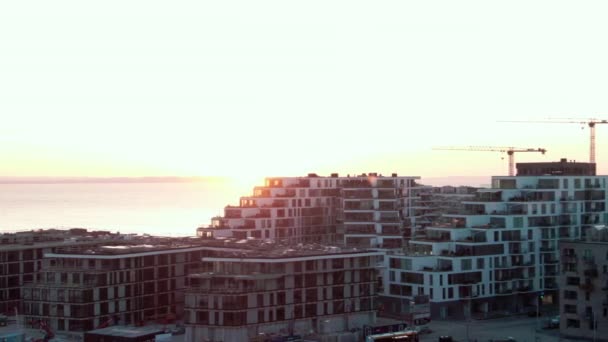 Zachód słońca i blask za wysokimi budynkami Wzdłuż doków Aarhus w Danii — Wideo stockowe