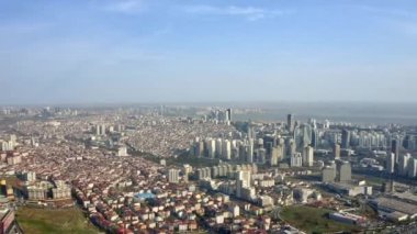 İstanbul 'da Gökyüzü ve Binalar Arkaplanda Yoğun Caddelerin Üzerinden Görünüm