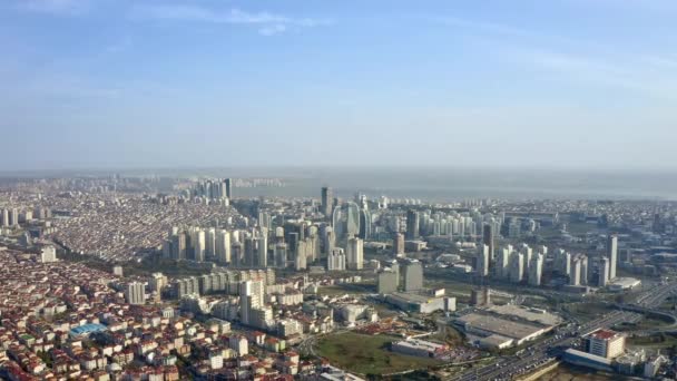 Disparo aéreo de autobuses callejeros y edificios turcos — Vídeos de Stock