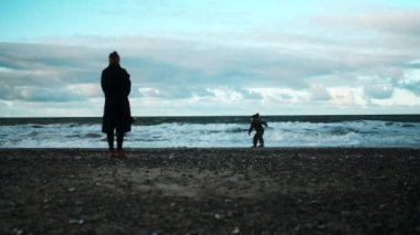 Sahildeki Kız Denize Çakıl Fırlatıyor