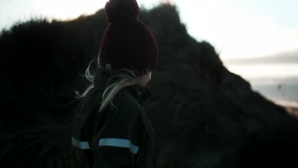 Ragazza sorridente in cappello di legno sulla spiaggia — Video Stock