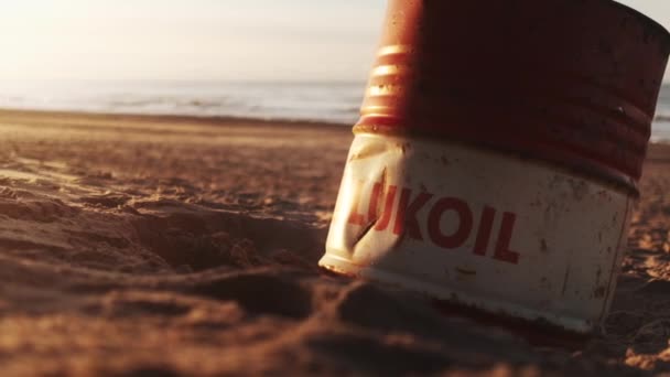 Une canette d'huile jetée sur la plage — Video