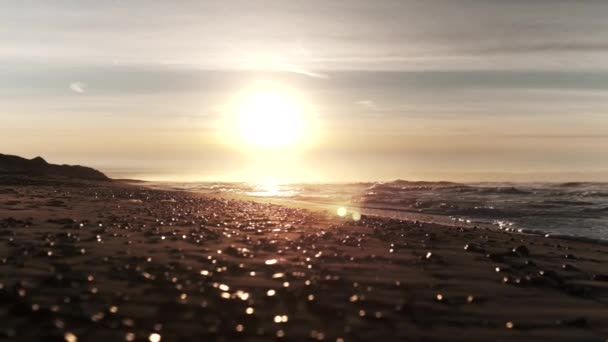 Coucher du soleil sur des galets sur la plage — Video