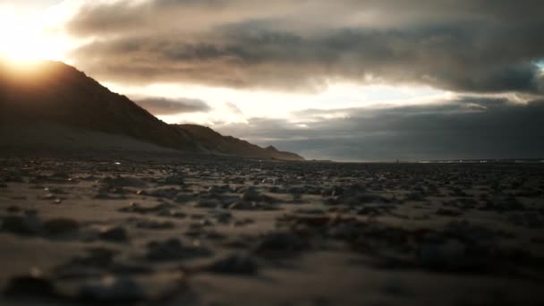 Zachód słońca nad kamieniami na plaży — Wideo stockowe