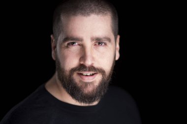 retrato de hombre con barba