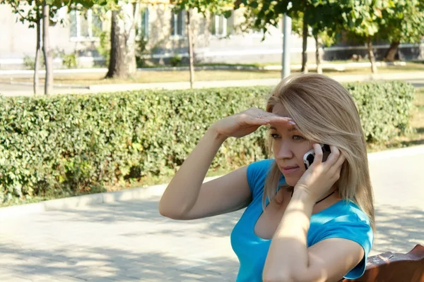 Mulher falando ao telefone — Fotografia de Stock