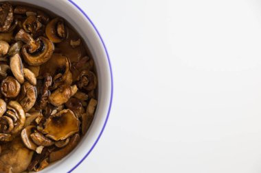 Öğle yemeği için biraz mantar temizleme