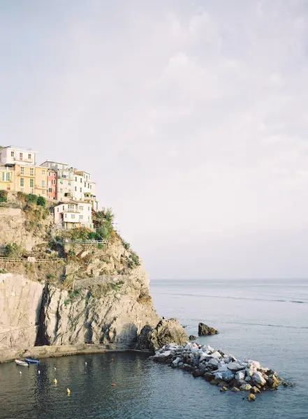 Klippesiden av Manarola havn – stockfoto