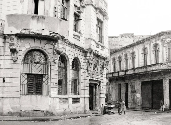 Old building facade on street corner — Stock Photo, Image