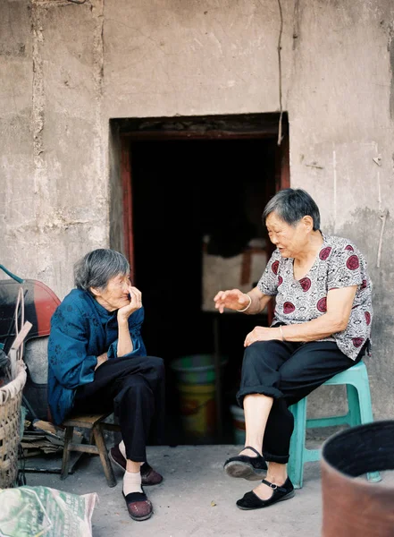 Two elder Chinese women — Stock Photo, Image