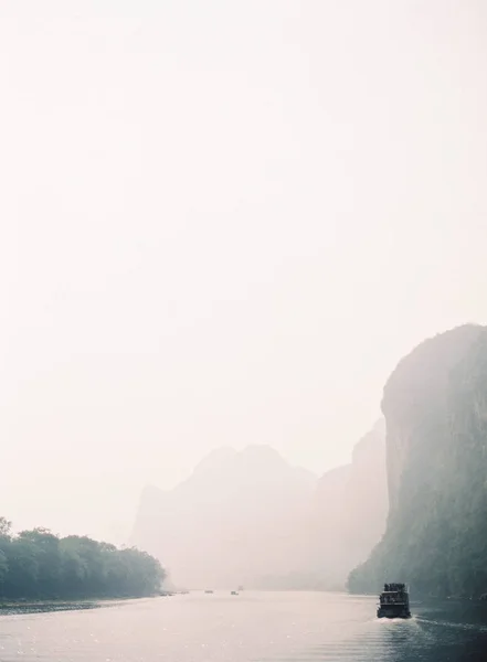 Crucero navegando por el río Li — Foto de Stock