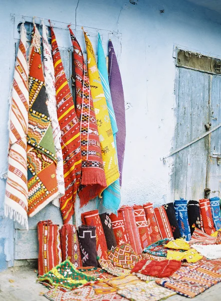 Vävda textilier hängande och uppradade — Stockfoto