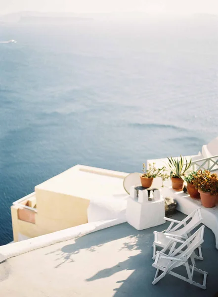 Dachterrasse mit Liegestühlen — Stockfoto