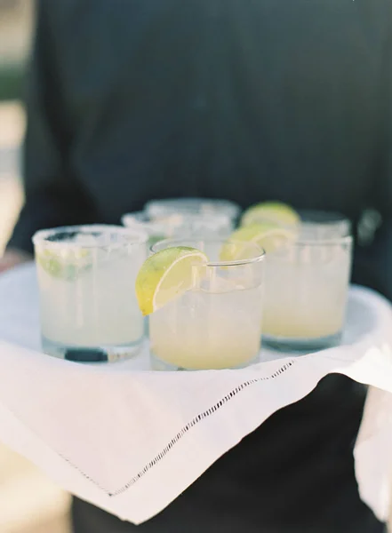 Hände halten Tablett mit Limonade — Stockfoto