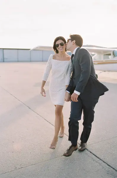 Casal apaixonado andando no aeródromo — Fotografia de Stock