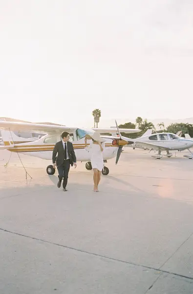 Пара, уходящая от самолета — стоковое фото