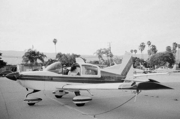 Couple sitting in plane cockpit — Stock Photo, Image