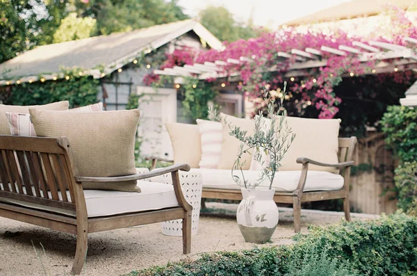Ahşap bahçe mobilyaları — Stok fotoğraf