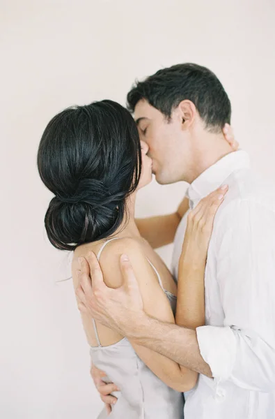 Young couple hugging and kissing — Stock Photo, Image