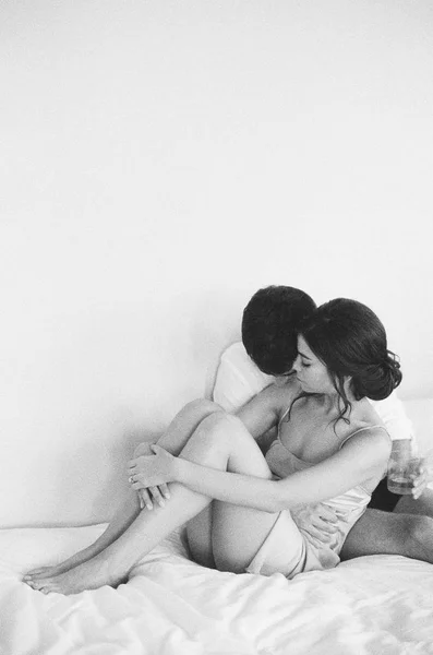 Jeune couple assis et relaxant au lit — Photo