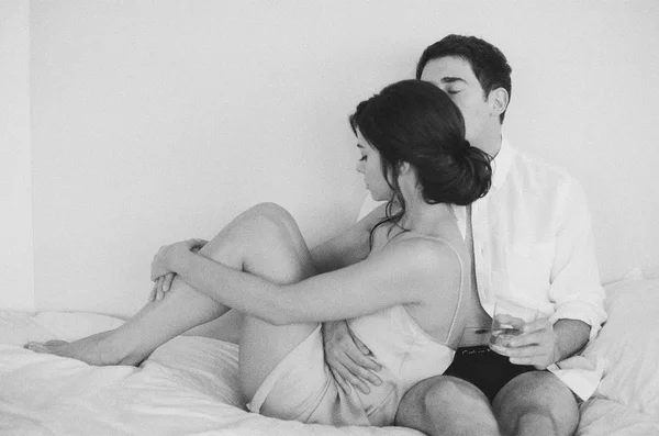 Pareja joven abrazándose en la cama —  Fotos de Stock